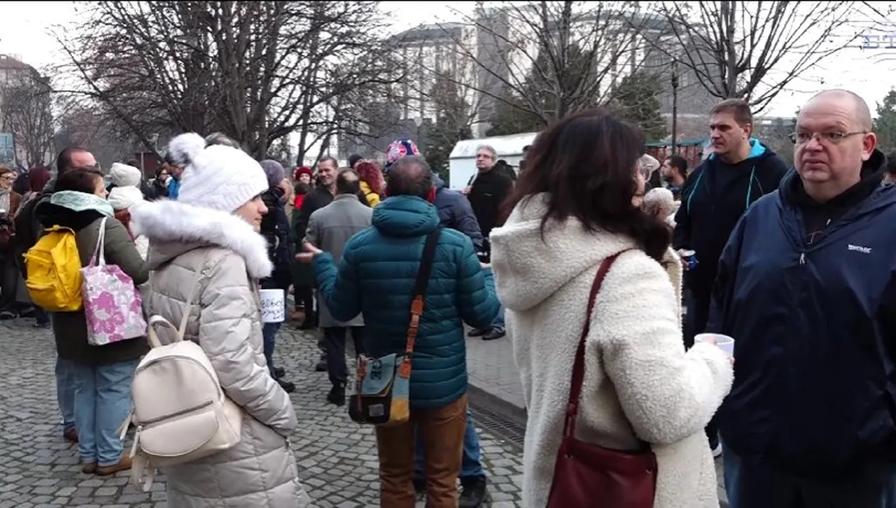  Журналисти и граждани пият протестно кафе пред Би Ти Ви