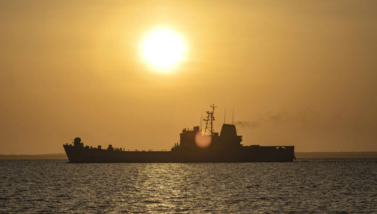 При сблъсъка са ранени двама душиВоенен кораб на САЩ и