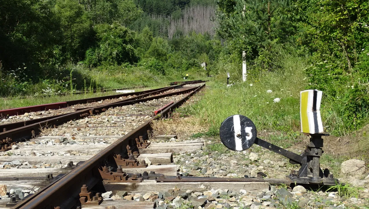 Повредена е ж.п. линията в Полша, по която се движат влаковете към Украйна: възможен е саботаж