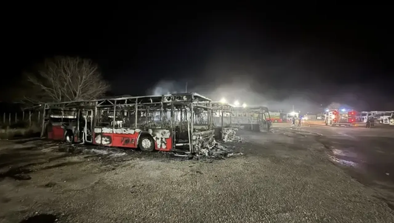 Огромен пожар изпепели общински автобуси и коли в Костинброд 