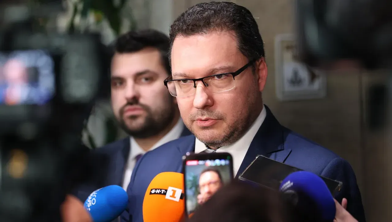 Митов чака Радев да подпише указа за гл. секретар, отказа да посочи имена