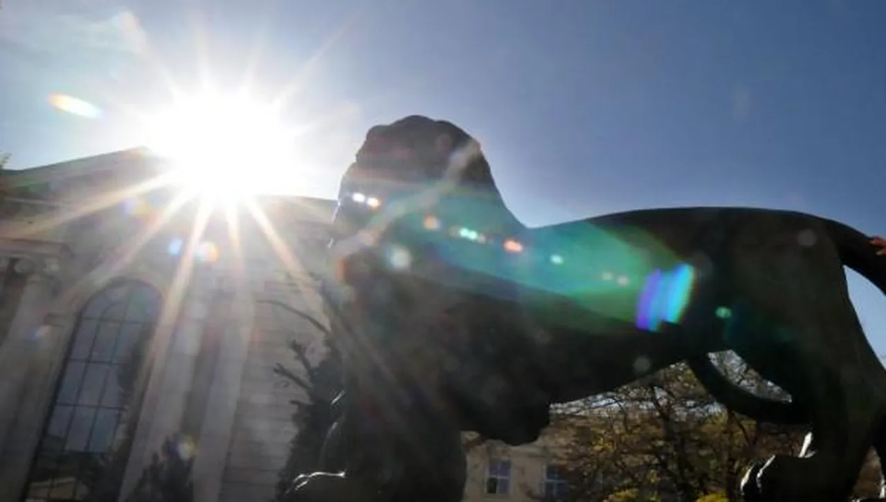 Слънчево и по-горещо, малко облаци ще се появяват над планините