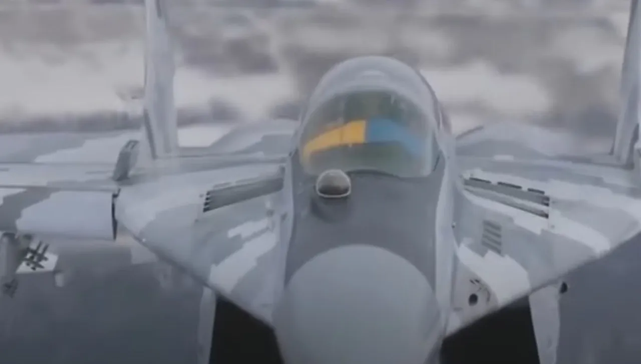 Руският Су-35, свален при Курск, е поразен от украински F-16