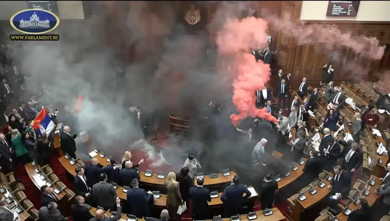 Изненада за протестиращите в Сърбия: Политици замеряха с яйца демонстранти