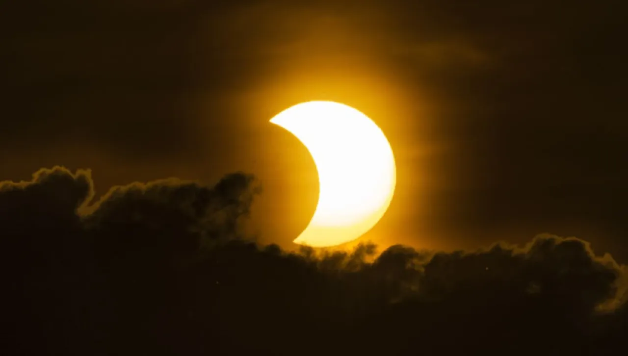Първото частично слънчево затъмнение за 2025 г. озарява небето тази събота