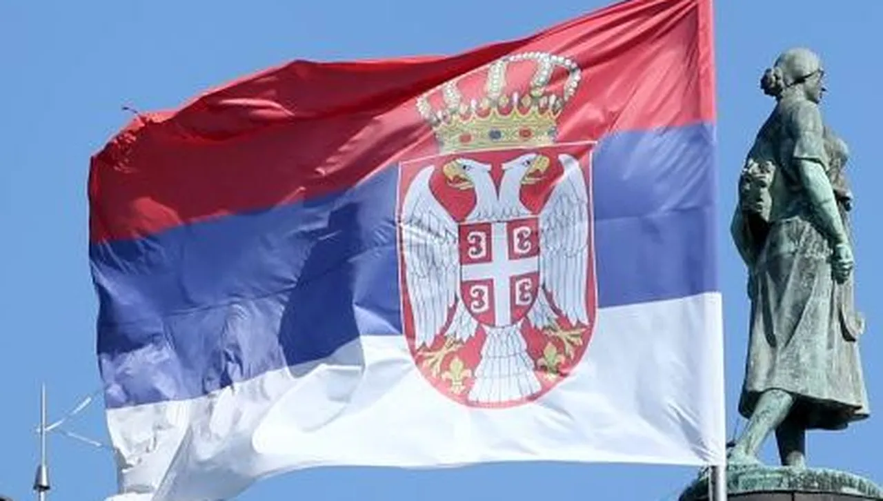 Хоспитализираха депутат от управляващата партия в Сърбия, обявил гладна стачка