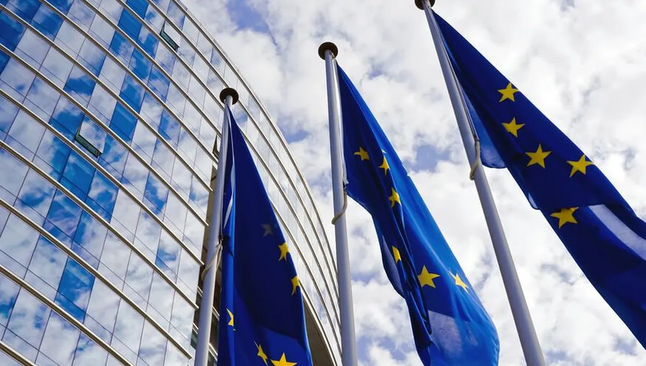 ЕС раздава предплатени телефони на служителите си, пътуващи до САЩ - заради опасения от шпионаж