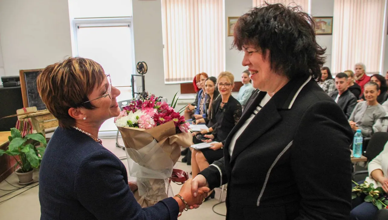 Таня Михайлова посети Тетевен по случай Международния ден на учителя