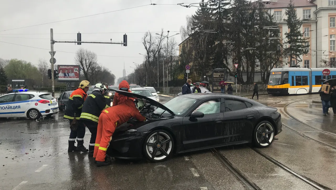 Пикап помете три коли на ключово кръстовище в София