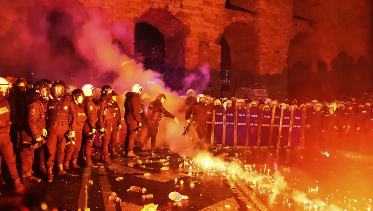 И Лондон скастри Турция за репресиите при протестите: Да спазва задълженията си и законите 