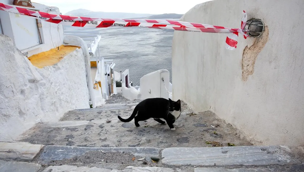 Подводните трусове край Санторини намаляват, но училищата остават затворени
