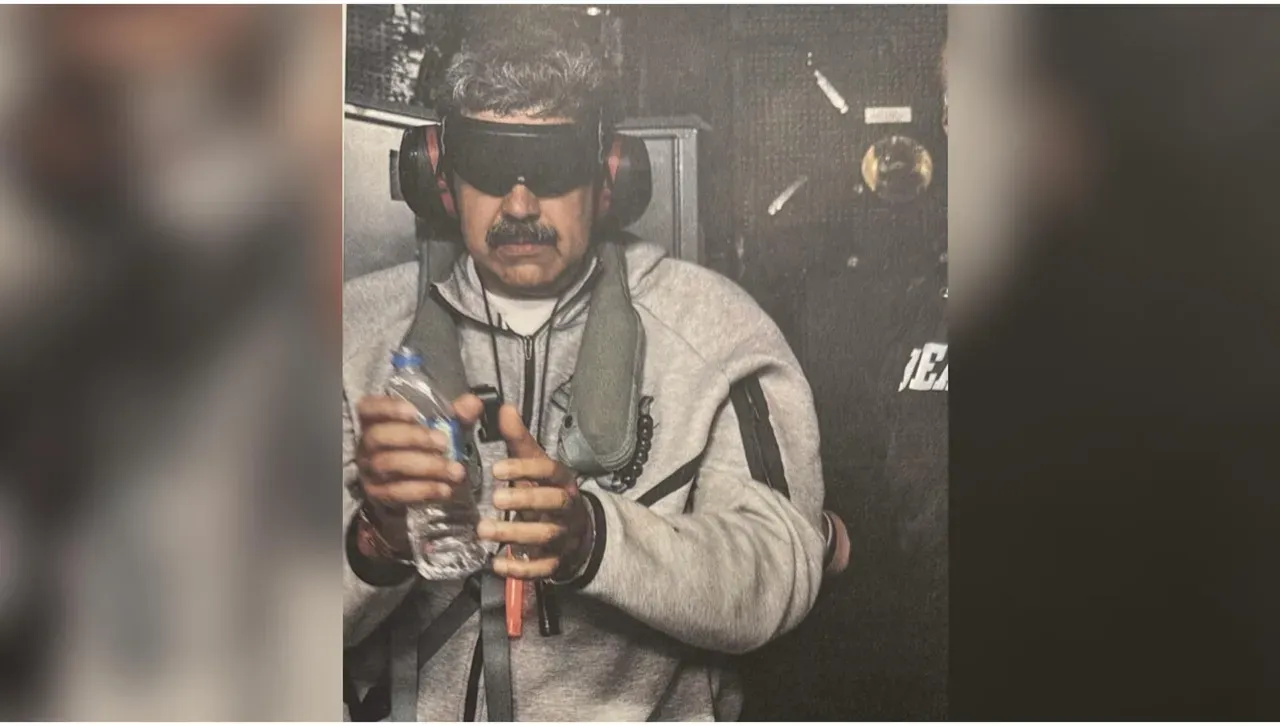 Той е окован в белезници заобиколен от въоръжени полицаи Сваленият