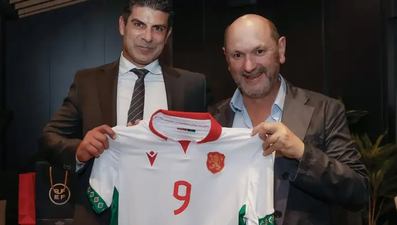 Българската и испанската футболни делегации си размениха подаръци на официална вечеря 