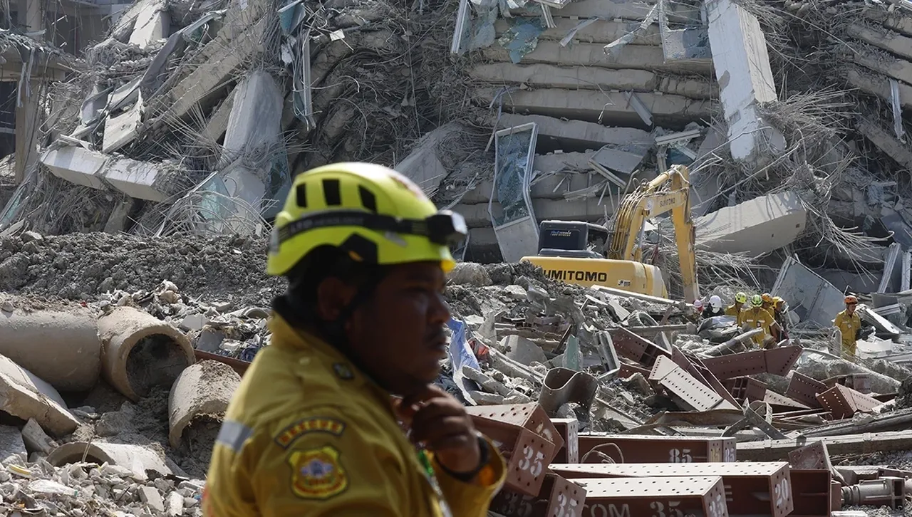 Има ли признаци на живот под развалините на небостъргача в Банкок?