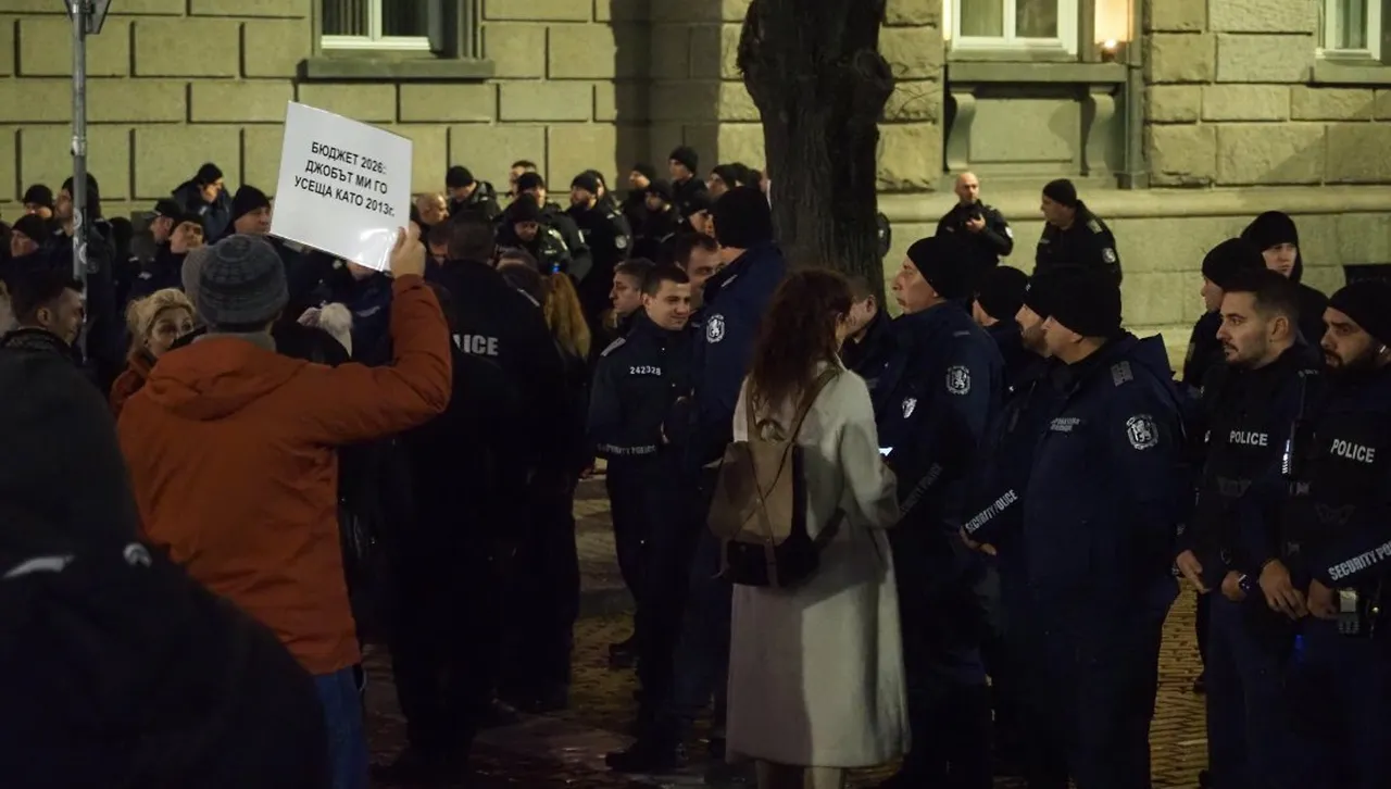 Нощна блокада пред парламента: Стигна се до ескалация и ранени полицаи