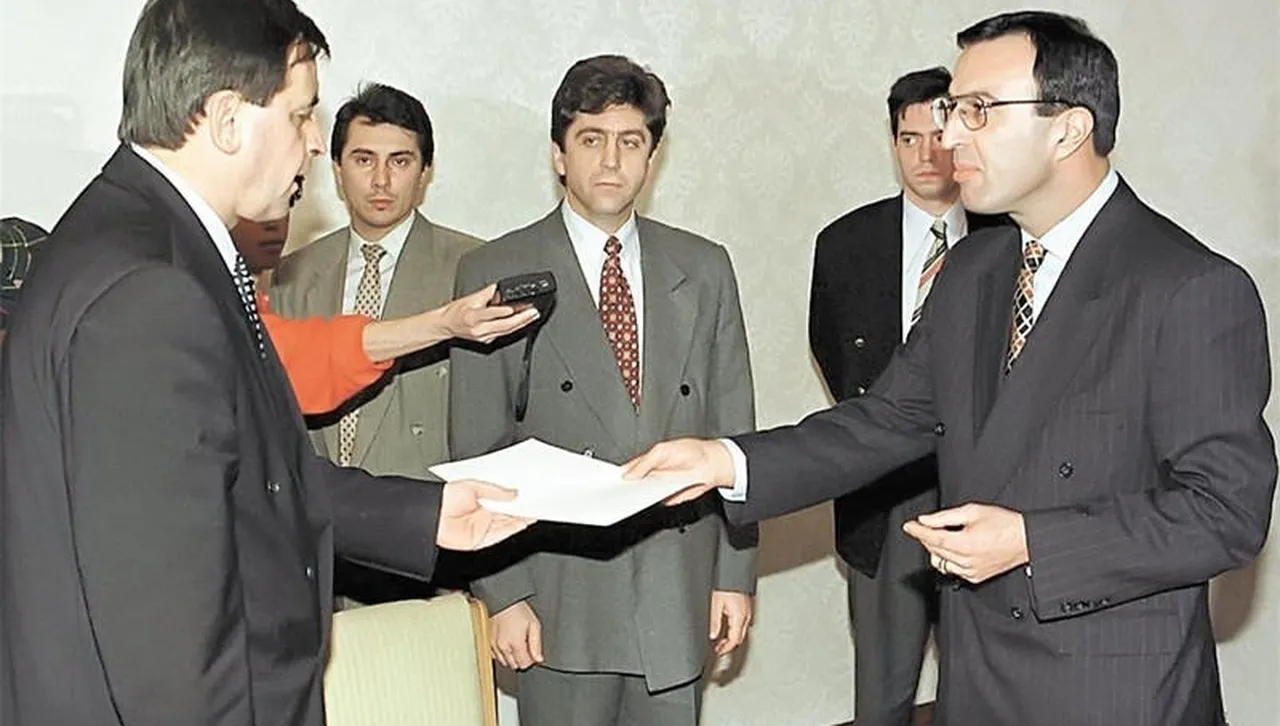 "Героизмът" на Добрев и Първанов беше да се договорят с лидерите на СДС, как да измамят един разгневен народ