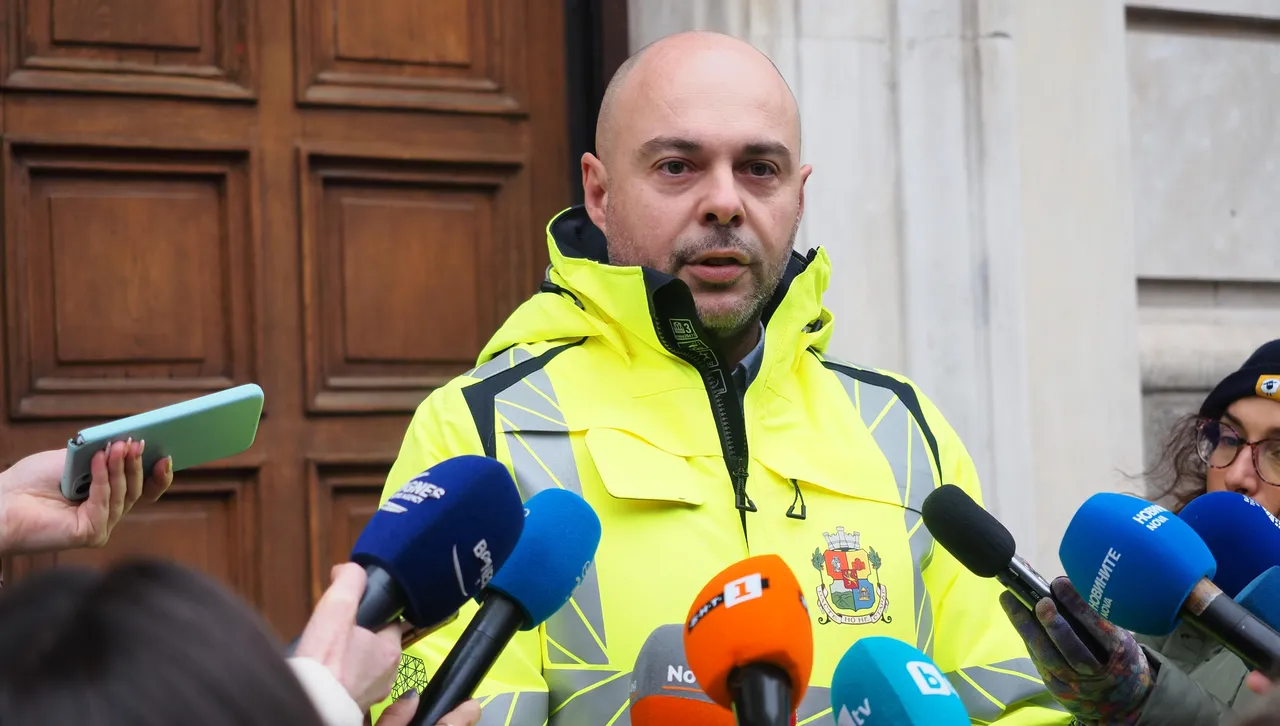 По думите му за целта биха били необходими поне 200