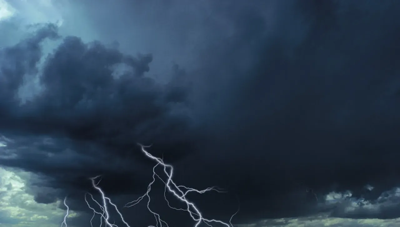 Рязък обрат: Идва есенна буря с проливен дъжд, силен вятър и сняг!