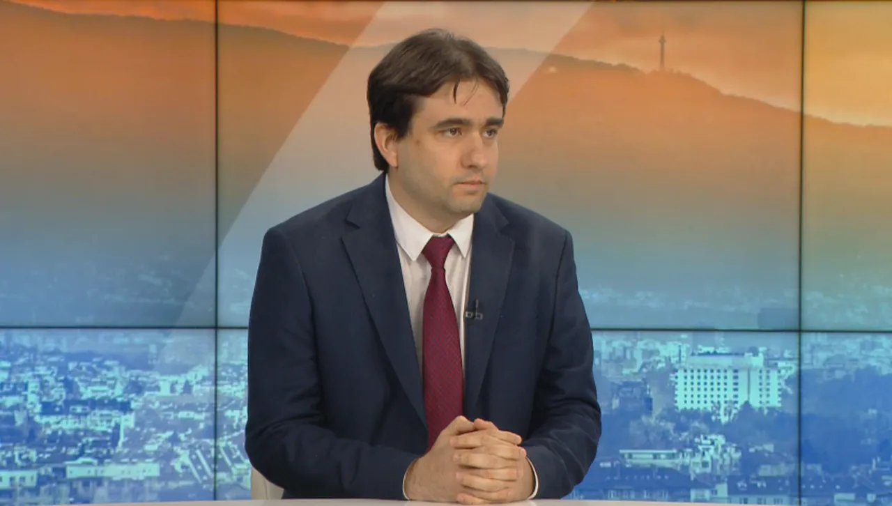 Божанов: Гражданите не усещат електронните услуги, продължават да пренасят хартиени документи