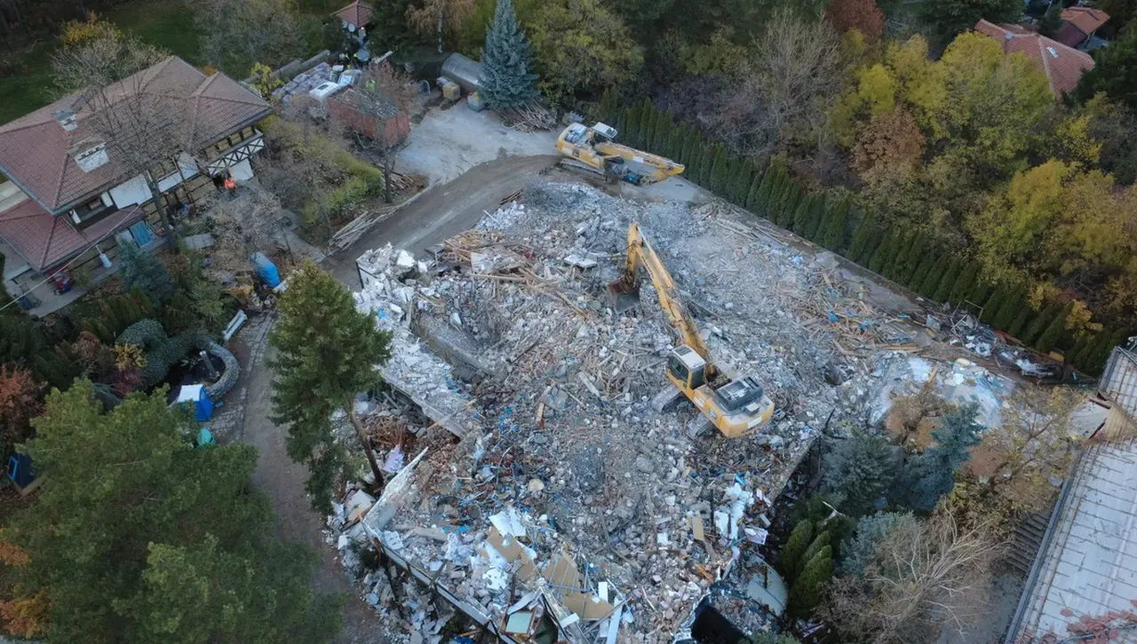 Събарят ударно бившите Сараи на Ахмед Доган в „Бояна"