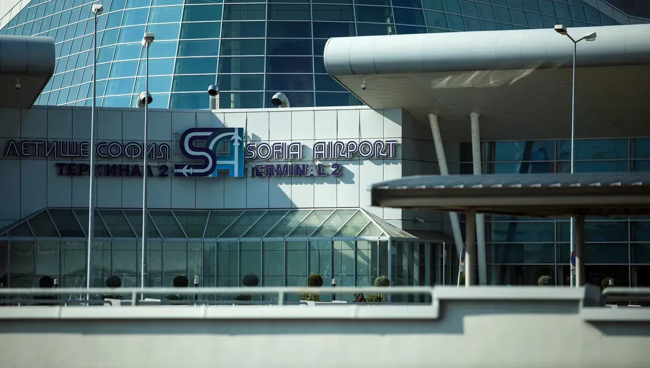 МВР: Жена подаде фалшив сигнал за бомба в самолет заради изпуснат полет, задържана е