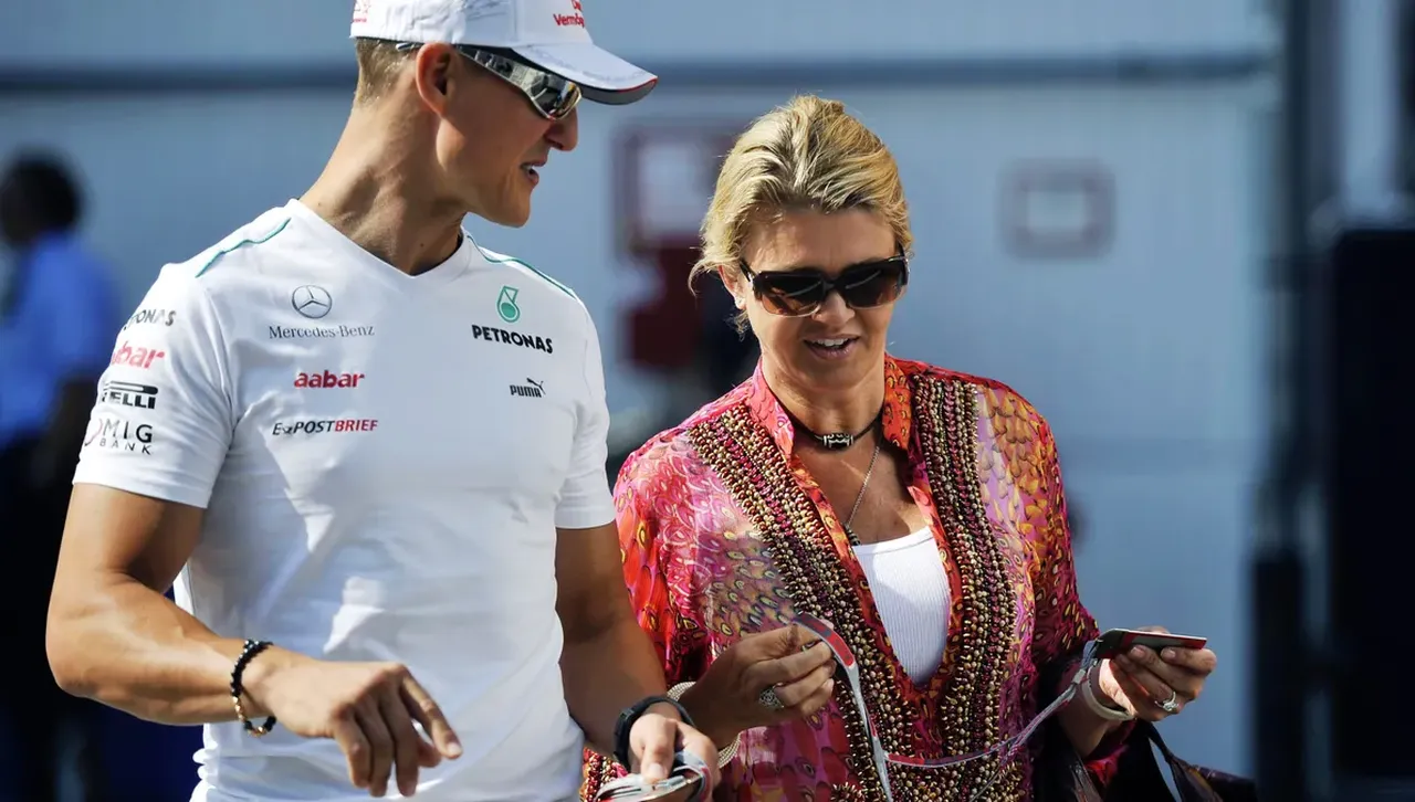 Чудо!? Михаел Шумахер даде автограф върху каска за благотворителност