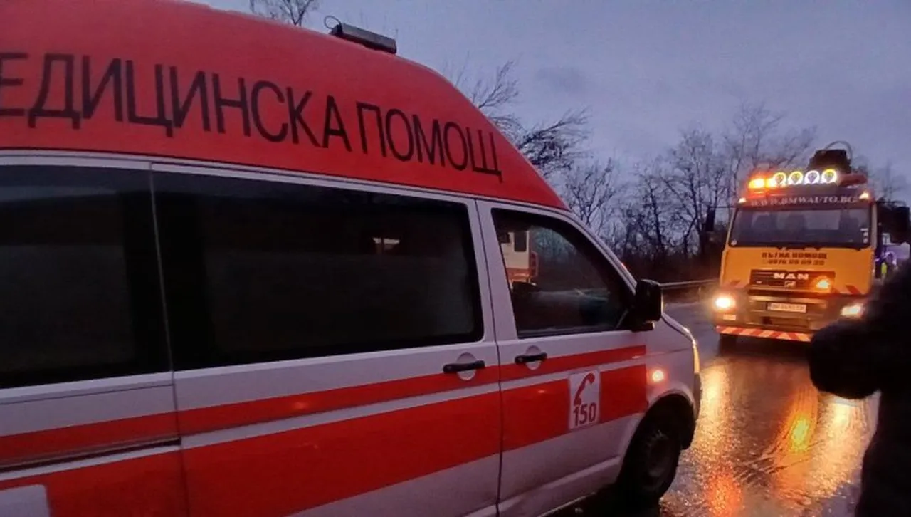 По неофициална информация мъжът който ги е намушкал е баща