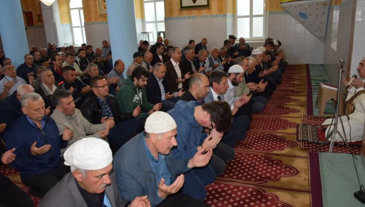 Започва свещеният мюсюлмански месец Рамазан, Радев домакин на празничната вечеря ифтар