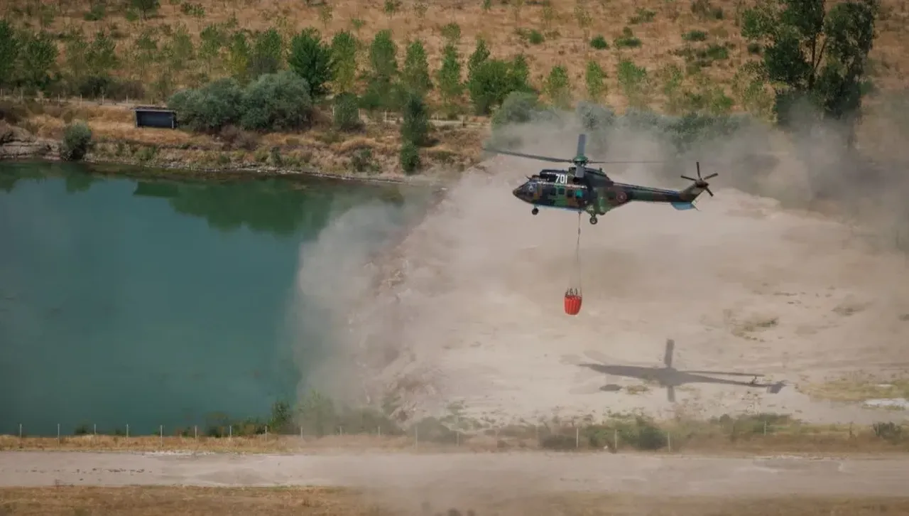 Изсипаха над 2 млн. литра вода  над огнената стихия в Благоевградско, битката с пожара продължава