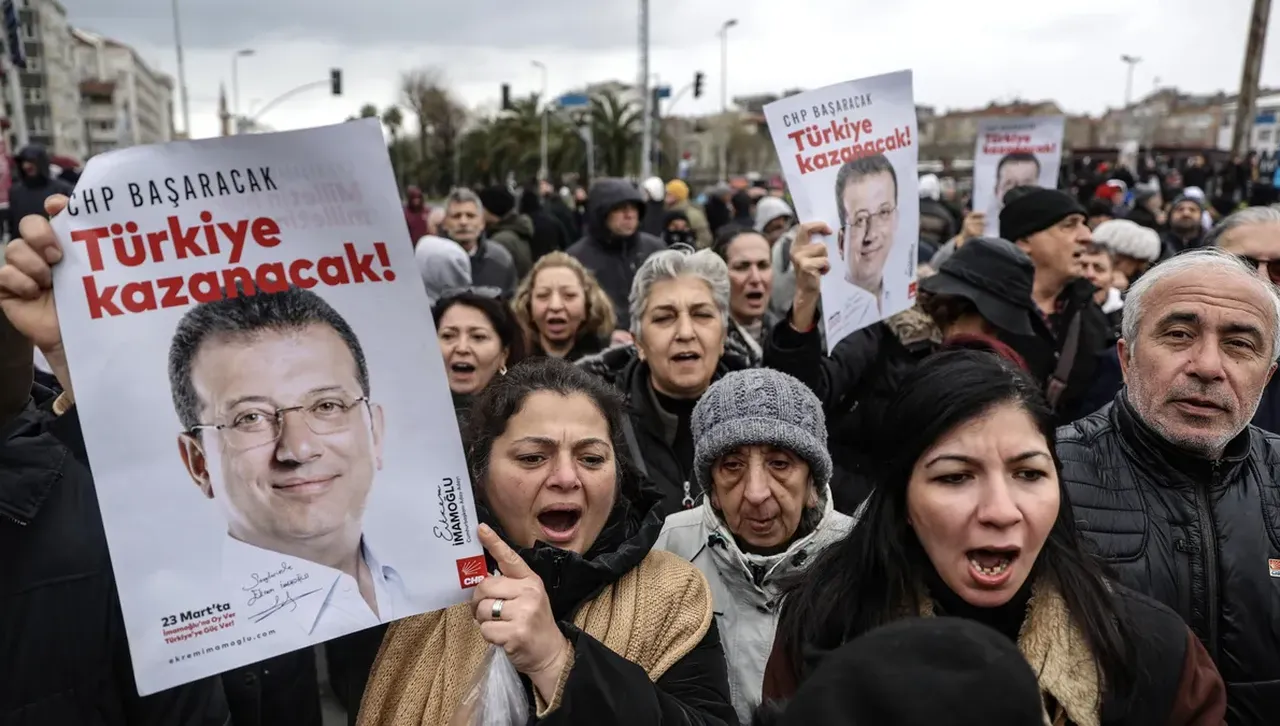 Истанбул въстана - стотици хиляди и днес защитиха демокрацията срещу репресиите