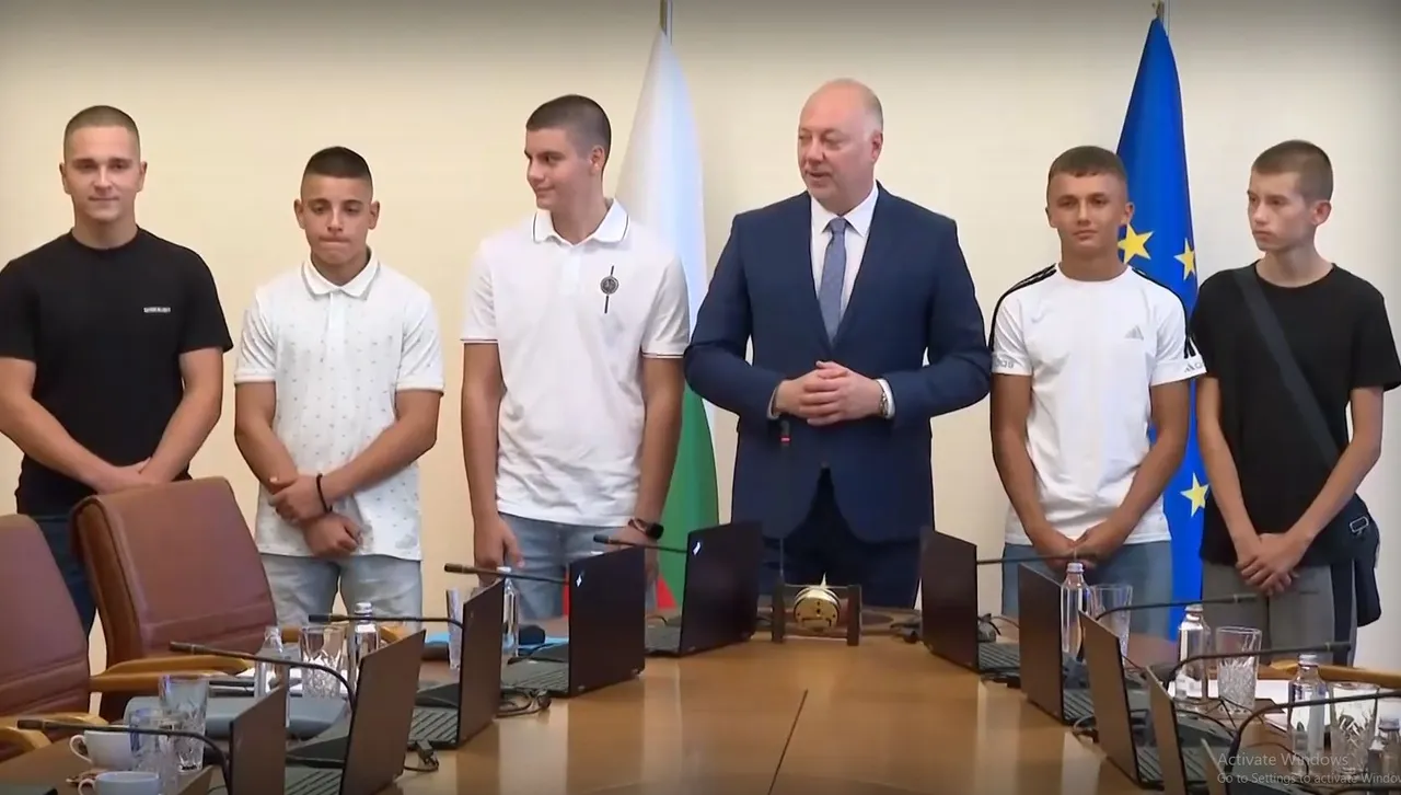 Министрите аплодираха на крака децата, участвали в гасенето на огъня в Сунгурларе