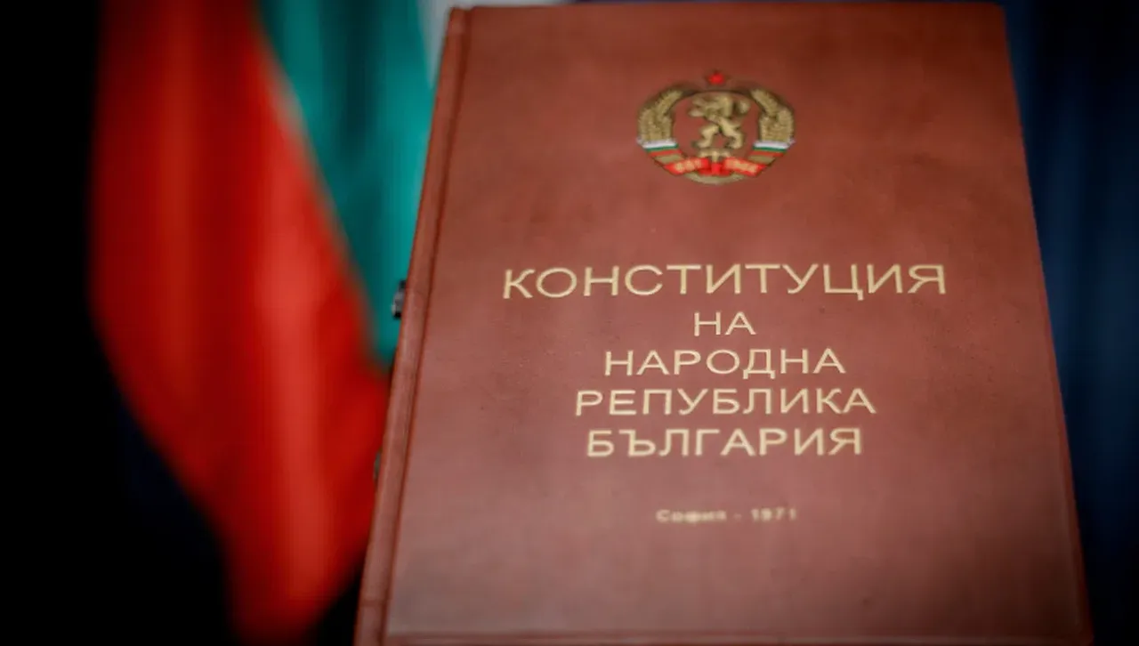 Парламентът дигитализира 23 тома с архиви за конституцията