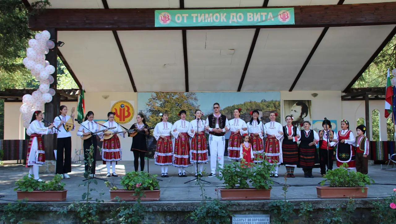 Над 900 пазители на традициите взеха участие във фолклорния събор в село Черни Вит