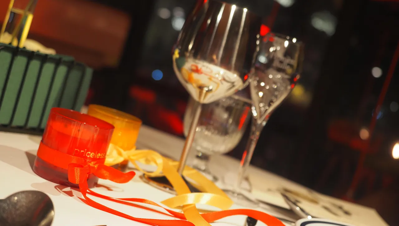 Днес светът празнува любовта, виното и лудостта - а какво е любовта без щипка лудост? 