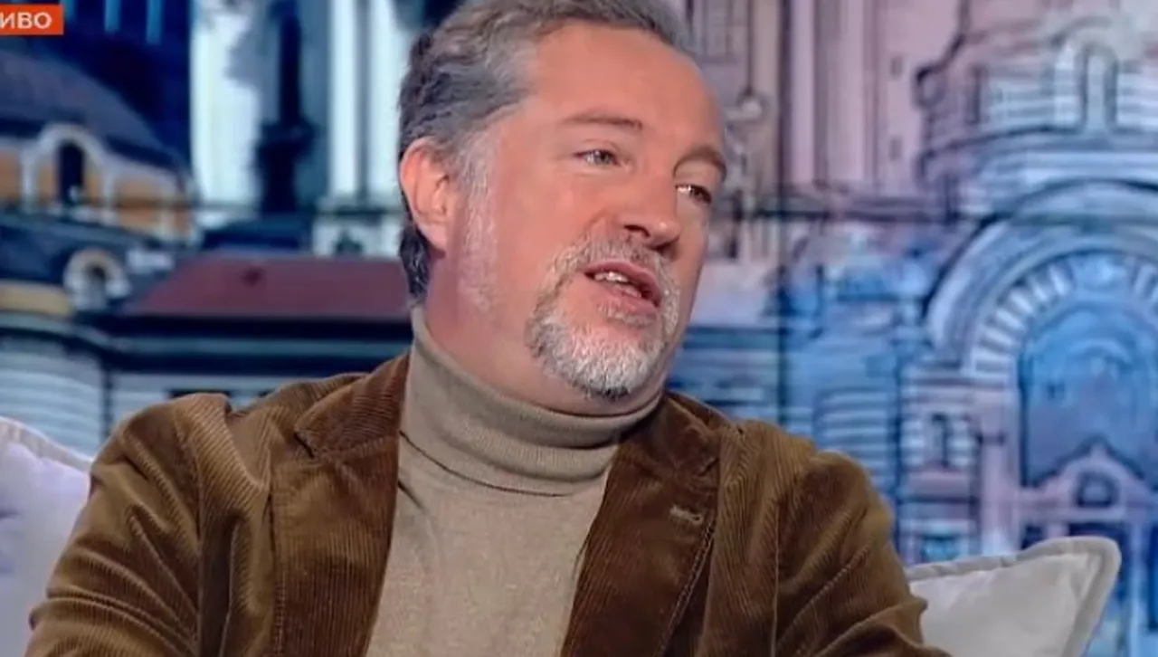 Като държавен служител членът на Комисията за защита от дискриминация