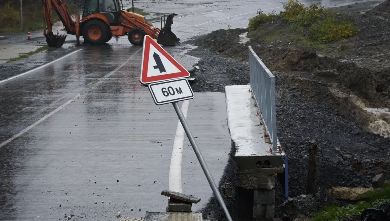 Неспирен дъжд: Пътят до „Арапя“ е блокиран, пропадна мост при с. Изгрев