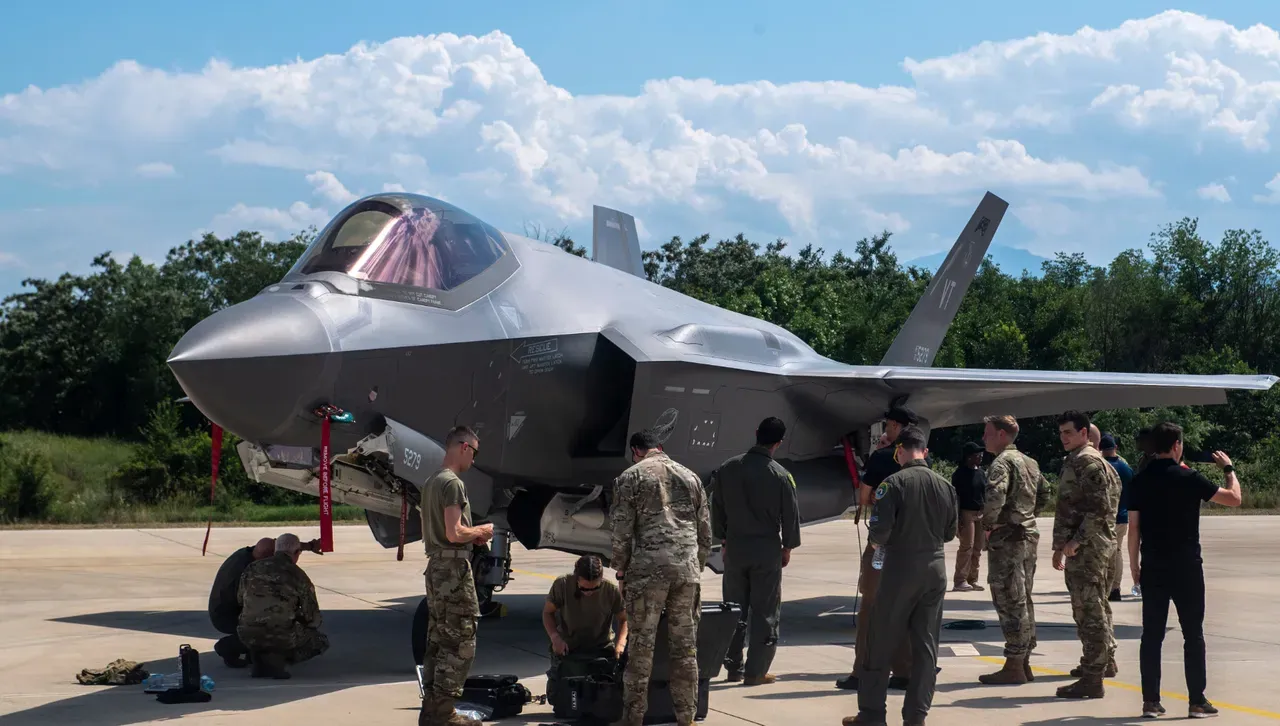 Изтребител F-35 на Военноморските сили на САЩ се разби в Калифорния