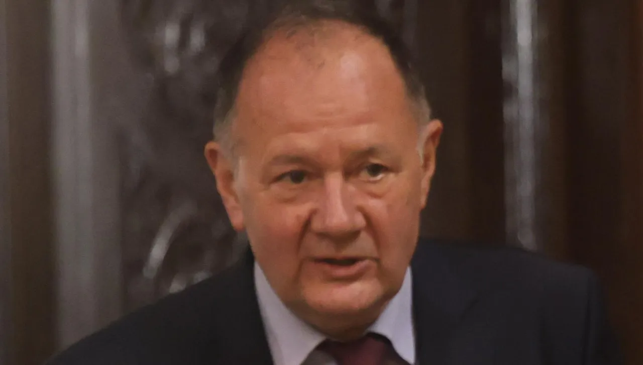 Миков: Решението на КС по референдума за еврото е тежко наказание за Наталия Киселова