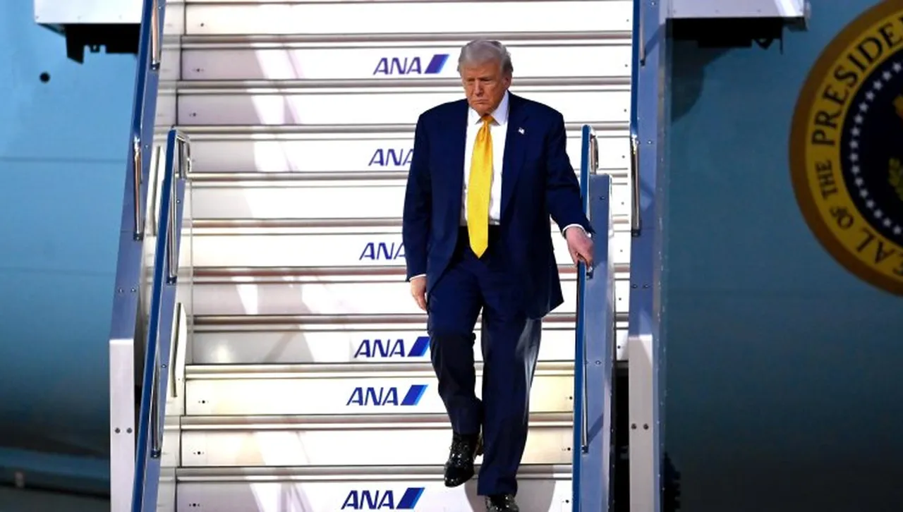 Тръмп кацна в Токио за среща с новия японски премиер