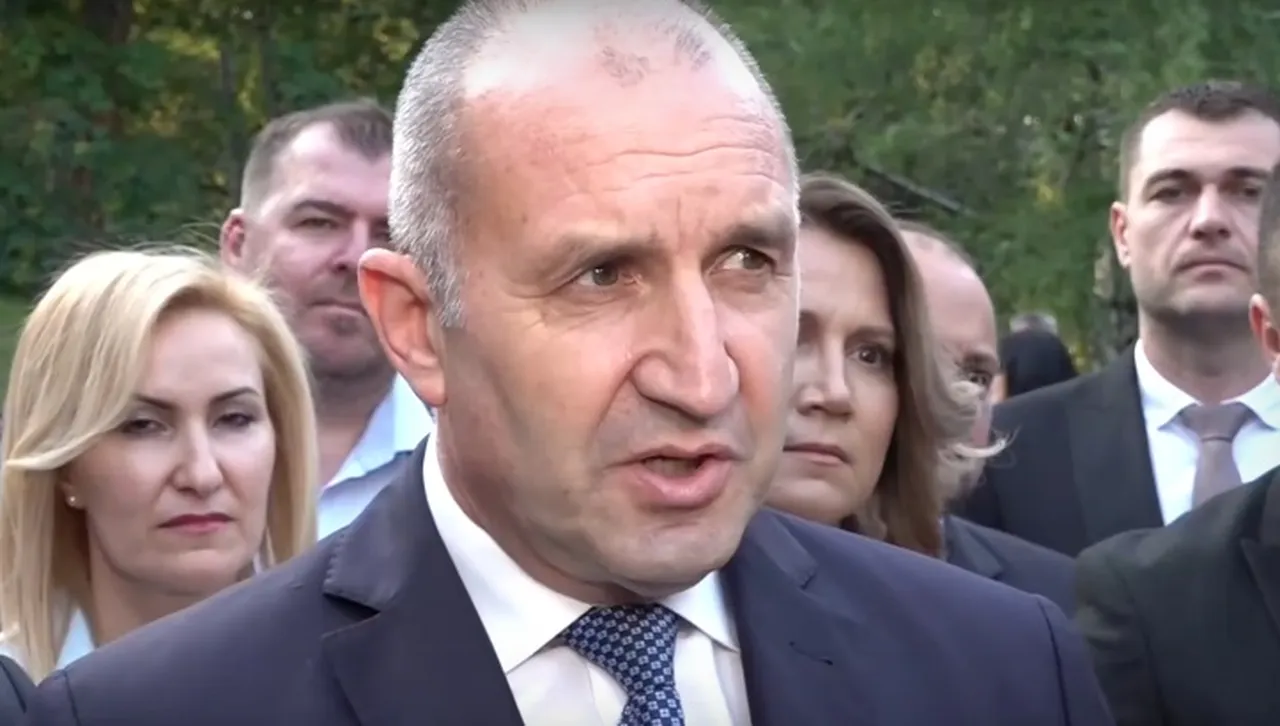 Радев яхна метлата: Конституцията прилича на изстрадала дама, правителството прави евро-пропаганда