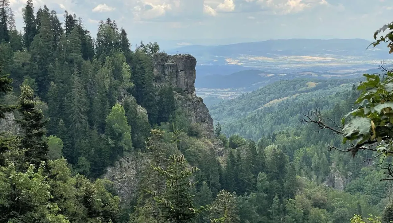 Слънце, облаци и дъжд с гръмотевици