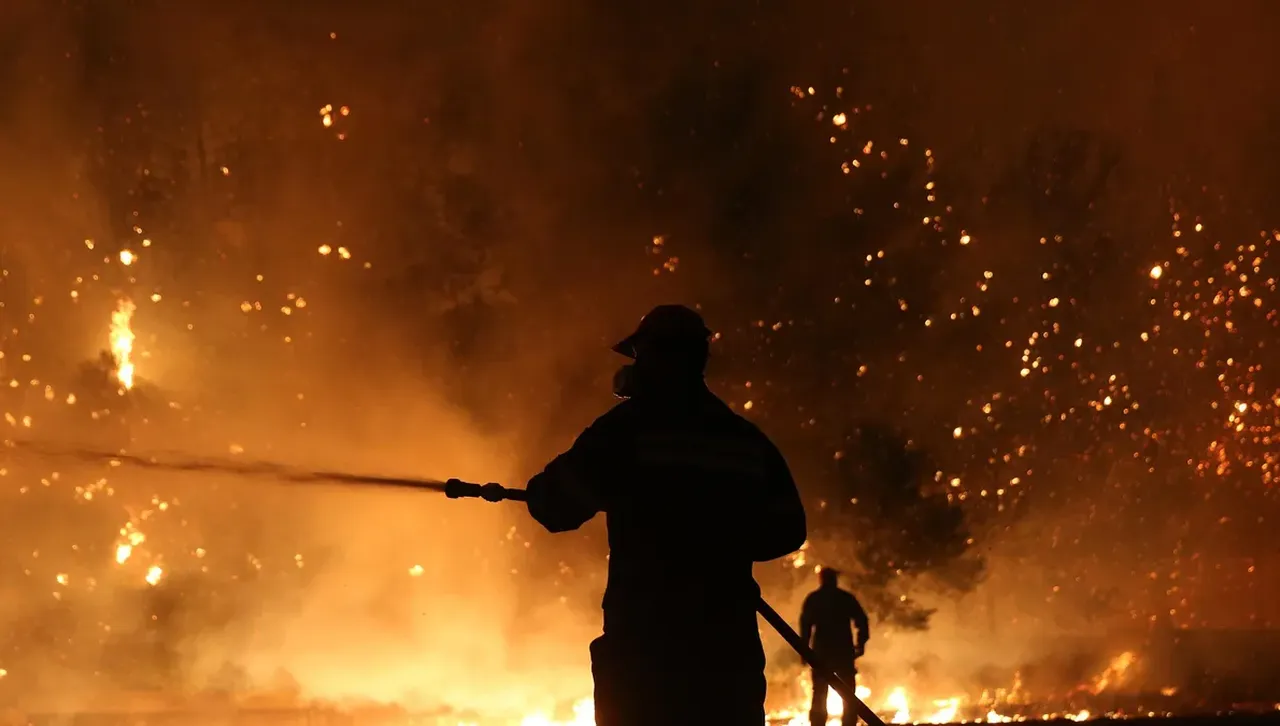 Цяла нощ се бориха с пожар на гръцкия остров Тасос, гасенето продължава
