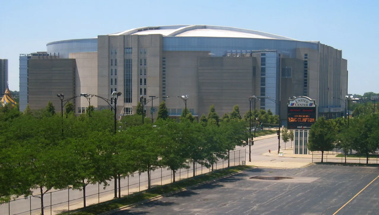 Българска музика, танци и емоции завладяха „Юнайтед център” в Чикаго