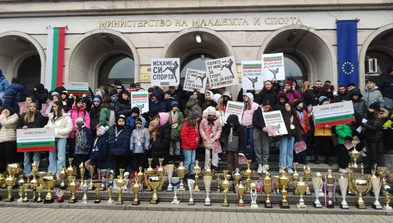 Стотици деца и треньори изразиха възмущение с протест срещу Федерацията по кикбокс 