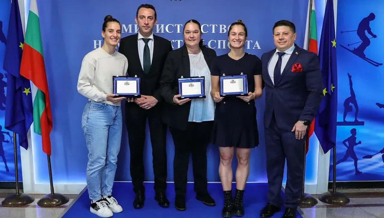 Министър Пешев награди европейските ни шампионки по бадминтон сестри Стоеви