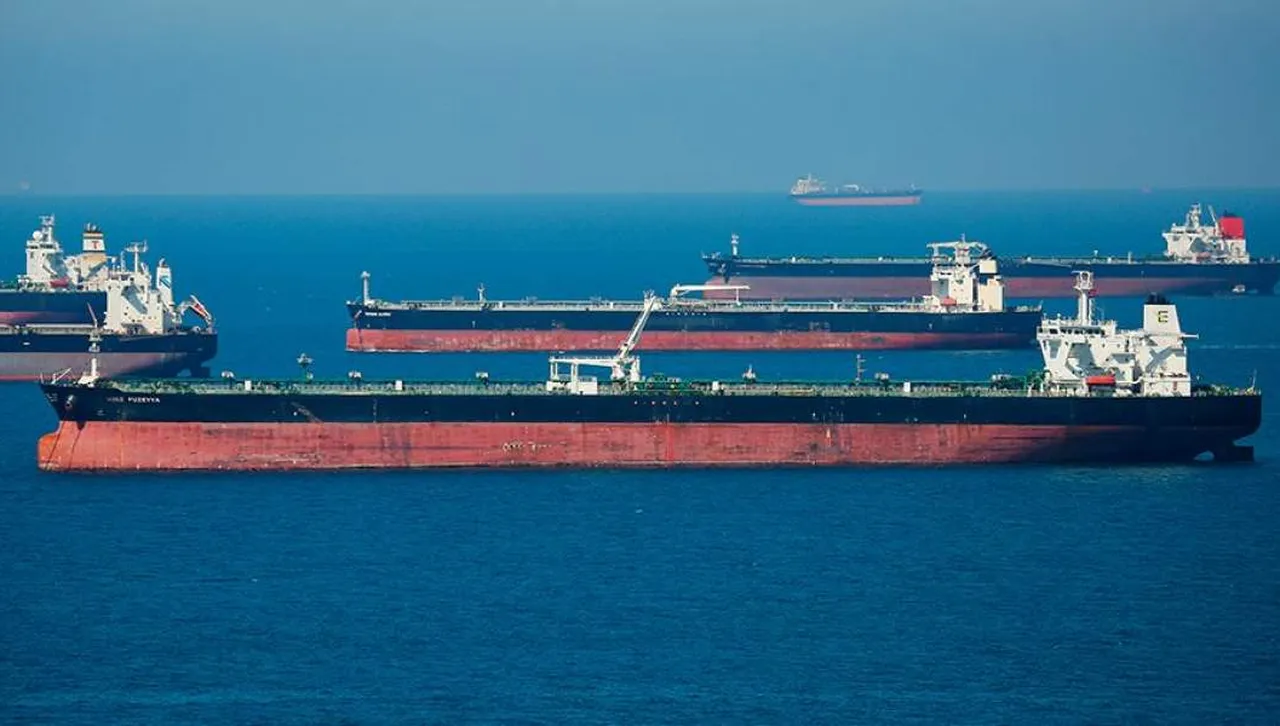 Заплаха за Финския залив: Руският сенчест флот изпомпва петрол близо до плажовете на Санкт Петербург