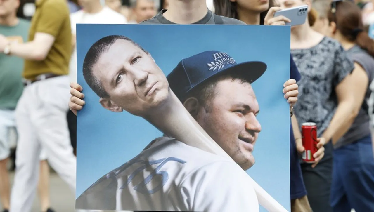 Пред Съдебната палата тече  протест „Да свалим бухалките на дерибеите“