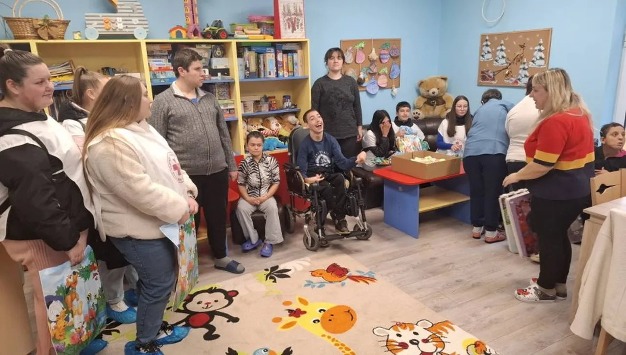 Младежи от училищата в Тетевен зарадваха с подаръци потребителите на Дневния център за лица с увреждания 