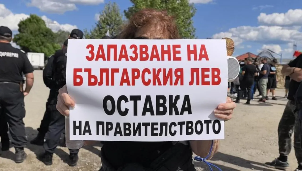 Протест за лева срещу еврото блокира „Орлов мост“