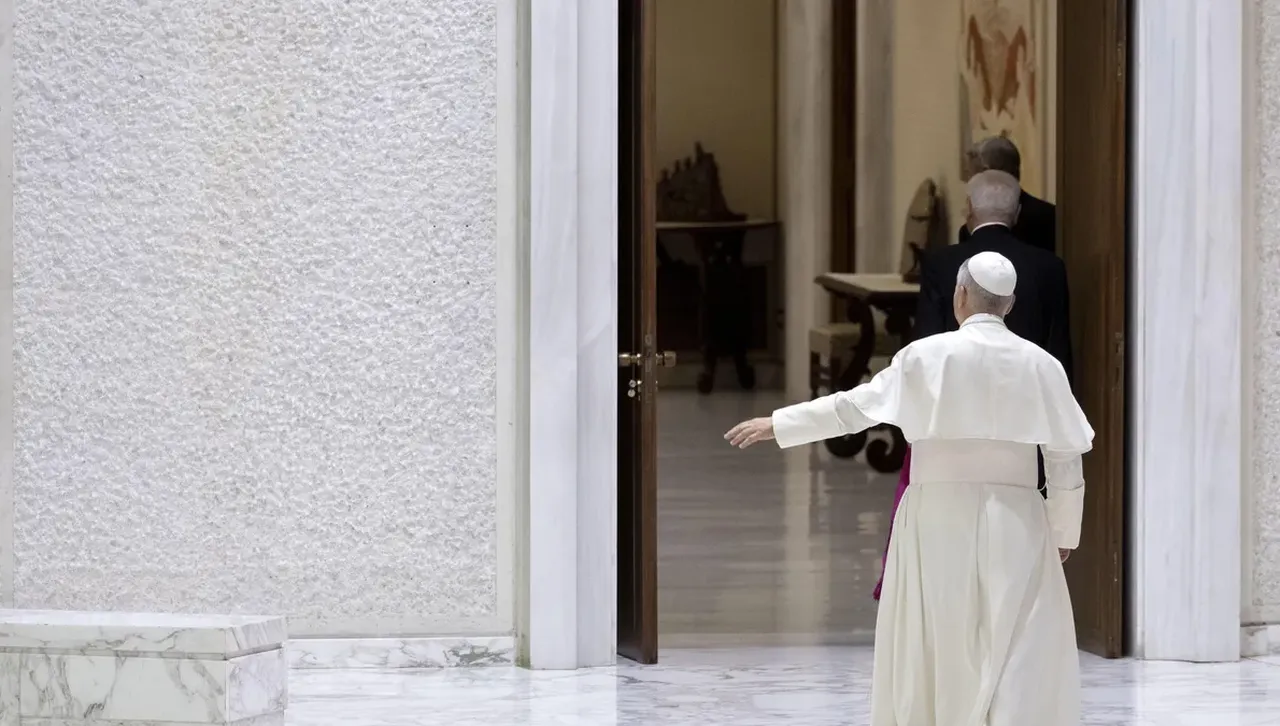 Първите месеци от понтификата на папата бяха белязани основно от